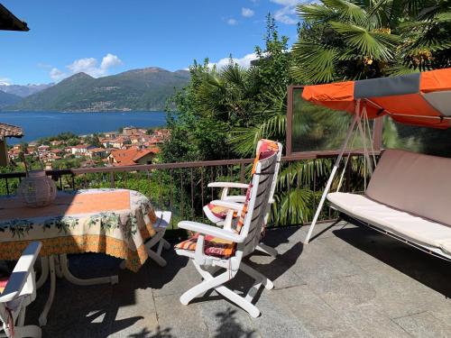 d'une terrasse avec une table et des chaises sur un balcon. dans l'établissement Casa Lago, à Germignaga