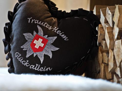 a baseball glove sitting on top of a table at VIERKLEE - Das kinderfreundliche Ferienhaus am Achensee in Maurach