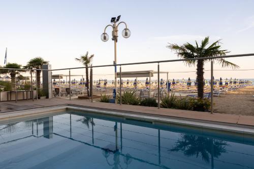 בריכת השחייה שנמצאת ב-Hotels Vidi Miramare & Delfino או באזור