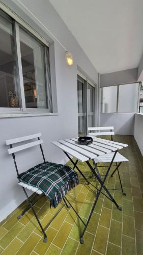 a table and two chairs in a room with a table at Gaiapart in Vila Nova de Gaia