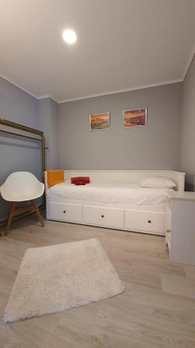 a bedroom with a white bed and a white rug at Gaiapart in Vila Nova de Gaia