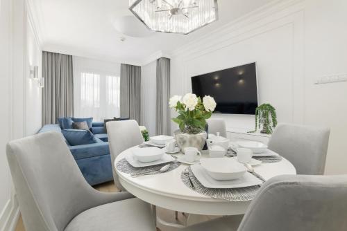 Μια τηλεόραση ή/και κέντρο ψυχαγωγίας στο Apartament Baltini Premium Polanki Park