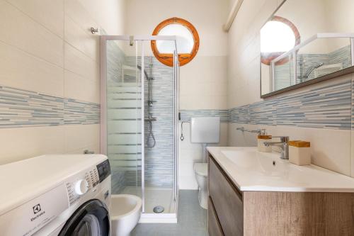 bagno con lavandino e lavatrice di Villa Cisina by BarbarHouse a Corsano