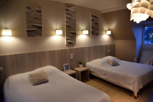 a room with two beds in a room at La Marine in Sibiril