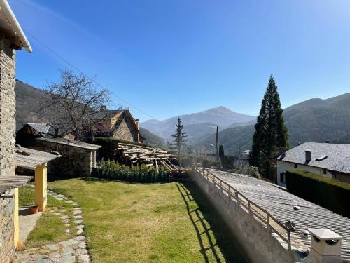 uma vista para uma aldeia com montanhas ao fundo em Cal Masuret em Planoles