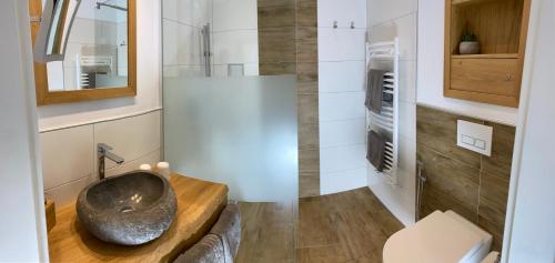 łazienka z umywalką w pokoju w obiekcie Apartment Luna incl Summercard Zell am See Kaprun w Kaprunie