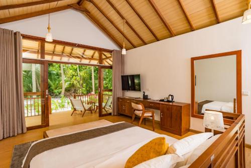Postel nebo postele na pokoji v ubytování Fiyavalhu Resort Maldives