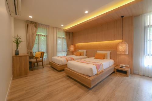 เตียงในห้องที่ Sirarun Resort