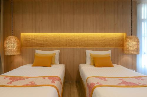เตียงในห้องที่ Sirarun Resort