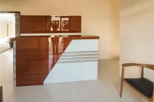 een kamer met een tafel en een stoel. bij Jatiwangi Syariah Guest House Mitra RedDoorz in Majalengka
