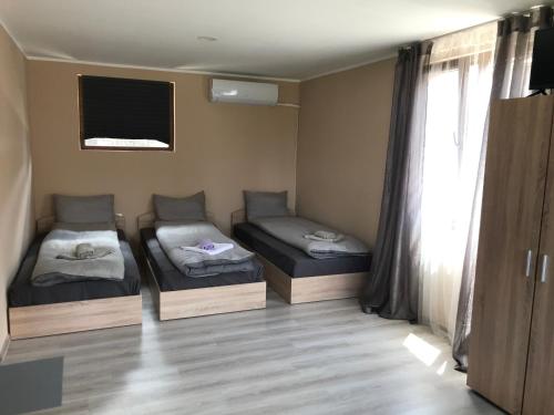 En eller flere senge i et værelse på Къщи за гости Михайлови