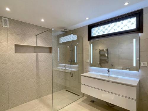 3 BEDROOM, 250m FROM THE BEACH! SWIMMING POOL, PARKING!