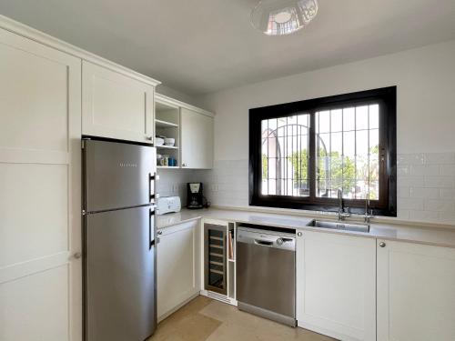 3 BEDROOM, 250m FROM THE BEACH! SWIMMING POOL, PARKING!