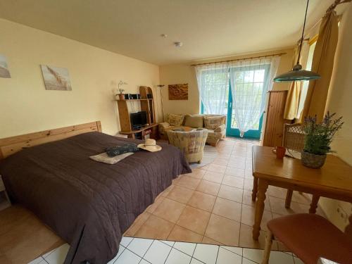 Postel nebo postele na pokoji v ubytování Ferienwohnung #9 Am Neuensiener See - Seedorf