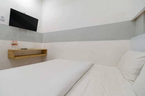 Postel nebo postele na pokoji v ubytování RedDoorz at Jotel Guest House Medan