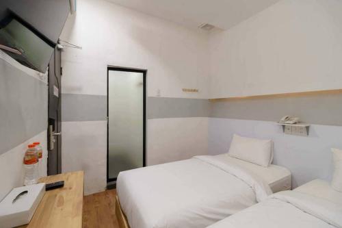 Säng eller sängar i ett rum på Jotel Guest House Mitra RedDoorz