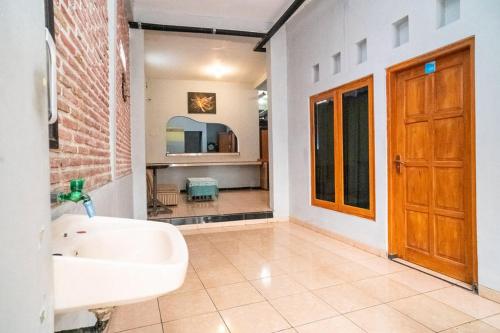Koupelna v ubytování Jotel Guest House Mitra RedDoorz