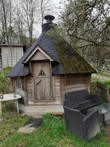 a small wooden bird house with a black roof at Ferienwohnung Spreter in Zimmern ob Rottweil