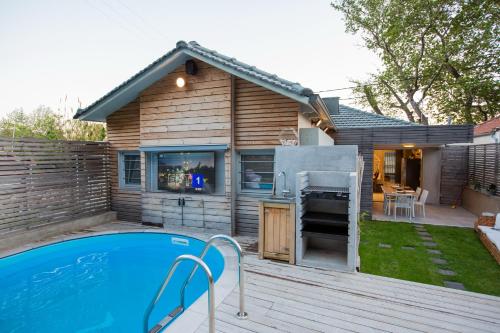 a backyard with a swimming pool and a house at Spa Villa Skaloma in Nafpaktos