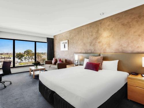 เตียงในห้องที่ Mercure Melbourne Albert Park