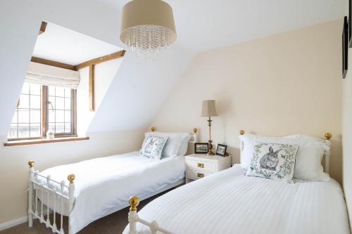 Ένα ή περισσότερα κρεβάτια σε δωμάτιο στο Cotswold Thatched Cottage