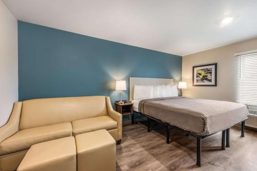 Postel nebo postele na pokoji v ubytování WoodSpring Suites Linden