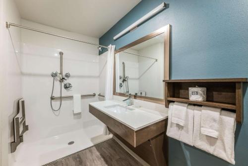 Ett badrum på WoodSpring Suites Linden