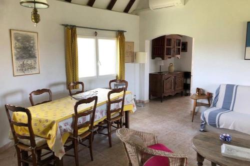 Réf LS 55 : Cabane de Gardian 6 pers في سانت ماري دو لا مير: غرفة طعام مع طاولة وكراسي وغرفة نوم