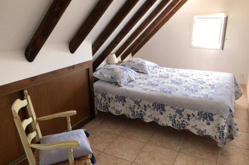 Réf LS 55 : Cabane de Gardian 6 pers في سانت ماري دو لا مير: غرفة نوم صغيرة بها سرير وكرسي