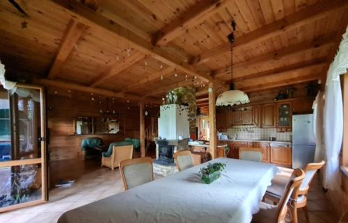 Kuchyň nebo kuchyňský kout v ubytování Trasą S7 w 2h z Warszawy i Gdanska, Jadamowo 16 nad jeziorem Mielno