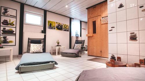 Zimmer mit 2 Betten und einem Kamin in der Unterkunft Landhaus Ehrengrund in Gersfeld