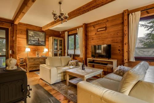 a living room with couches and a tv at Chata z Bala Mierki in Mörken