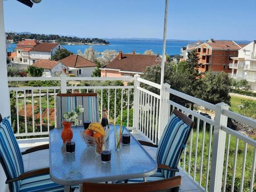 einen Tisch auf einem Balkon mit Meerblick in der Unterkunft Apartments Niksa in Petrcane