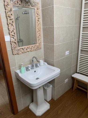 bagno con lavandino e specchio di Casa Nini a Venezia