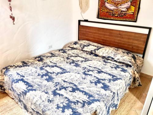 Ce lit se trouve dans une chambre dotée d'un mur. dans l'établissement La Maison Blanche, à Iglesias