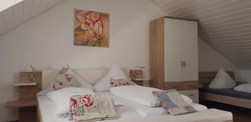 Postel nebo postele na pokoji v ubytování Gasthof Zur Seku