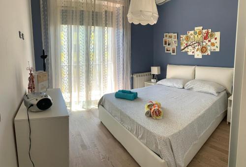 シラクーサにあるC@suzza Miaの青い壁のベッドルーム1室(大型ベッド1台付)
