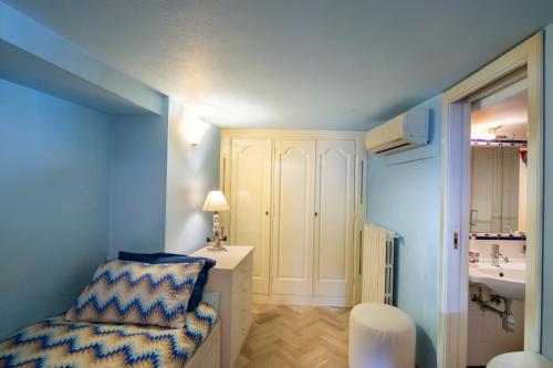 um quarto azul com uma cadeira e um lavatório em Positano Holiday House em Positano