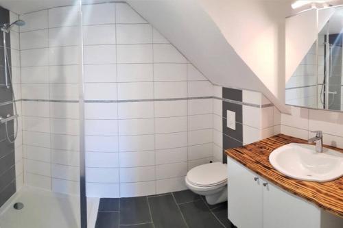 een badkamer met een toilet en een wastafel bij Studio neuf 001 proche gare TGV, A36 et Hôpital in Botans