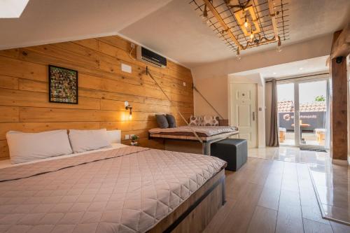 una camera con un letto in una stanza con pareti in legno di G apartments a Gevgelija