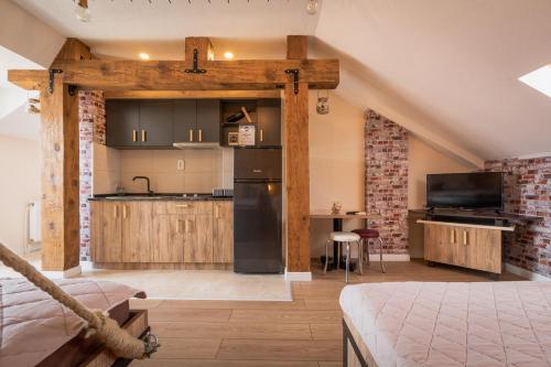 una camera con letto e cucina in mansarda di G apartments a Gevgelija