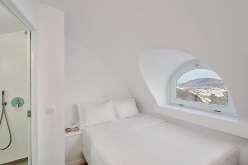 เตียงในห้องที่ Santorini Mansion at Imerovigli