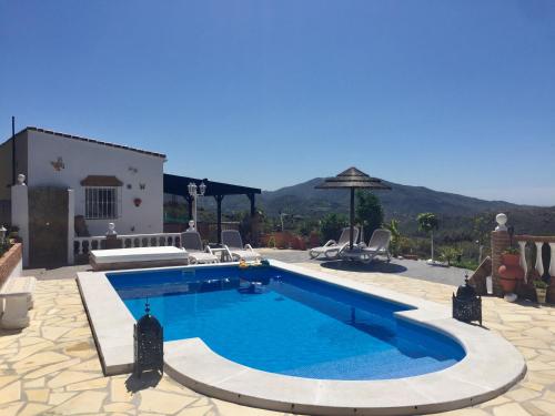 ein Pool vor einem Haus in der Unterkunft Villa Casira met 2 studio's - 10 personen, Viñuela, Costa Del Sol in Viñuela