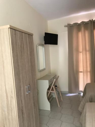 TV a/nebo společenská místnost v ubytování Costas Rooms