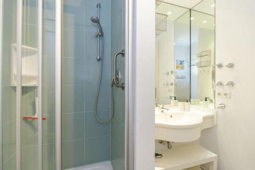 キュールングスボルンにあるStrandstrasse-16-Wohnung-23-App-Molli-377のバスルーム(シャワー、シンク付)