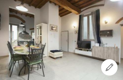 LG House with balcony near Ponte Vecchio