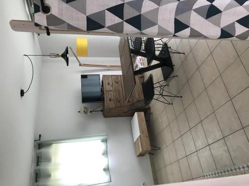 - une vue sur le plafond dans l'établissement appartement studio, à Prayssac