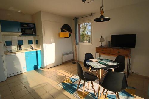- une cuisine avec une table et des chaises dans la chambre dans l'établissement appartement studio, à Prayssac