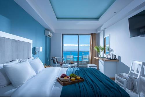 ein Schlafzimmer mit einem Bett mit einer Obstschale darauf in der Unterkunft Mistral Mare Hotel in Istro