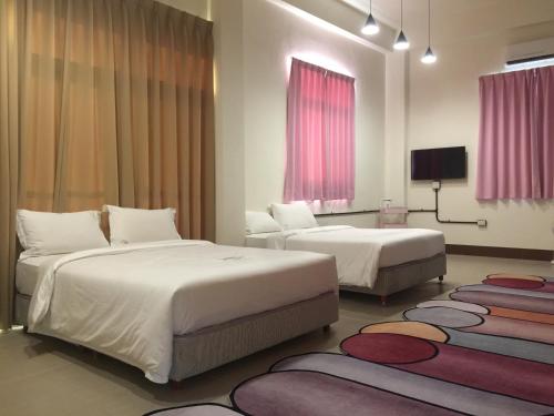 Habitación de hotel con 2 camas y alfombra en Camp Monkeys en Checheng